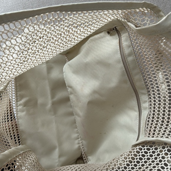 mesh beach tote with zipper pocket - Picture 3 of 5
